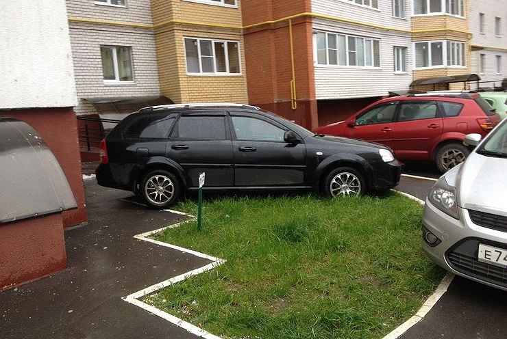 За парковку на газоне — штраф 300 тысяч руб.